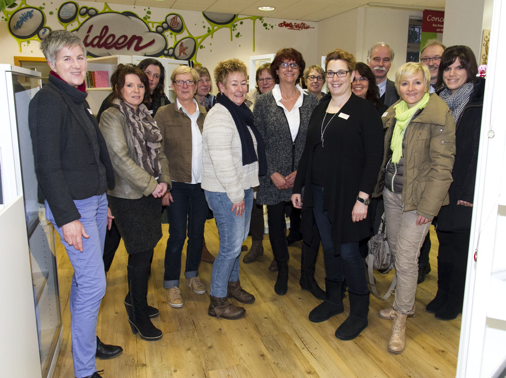 Gingen auf Erkundungstour durch die Nordstadt: Teilnehmer und Veranstalter des Rundgangs "Wie Unternehmerinnen einen Stadtteil bewegen". Annette Kritzler (schwarzer Schal) leitete den Rundgang. (Foto: Carmen Radeck)