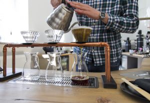 Neues Schwarz Kaffee von Hand gebrüht