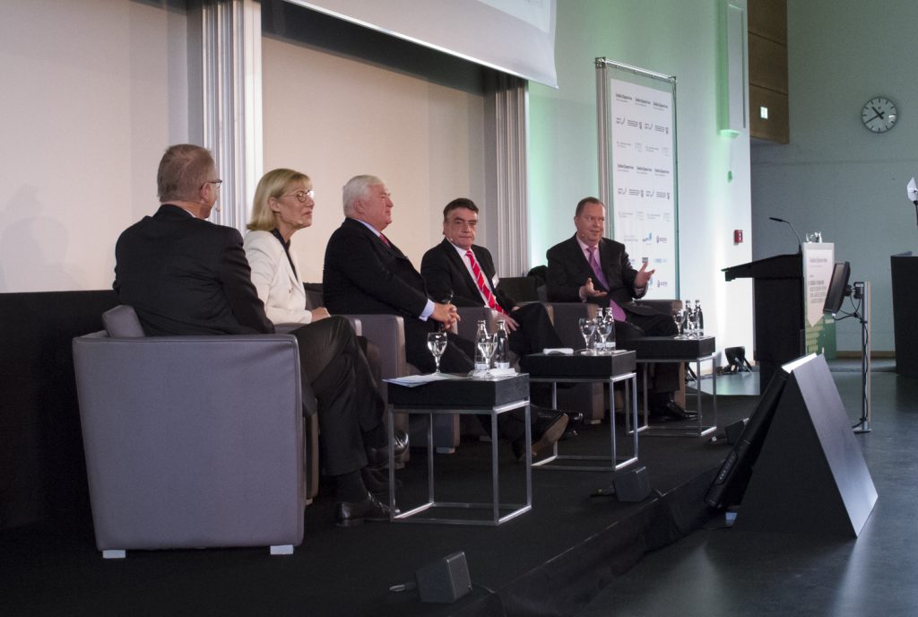 Hochkarätige Gäste beim Gründerforum NRW: (v.l.n.r.) Moderator Carsten Knop (FAZ), Ursula Gather (Rektorin TU Dortmund), Klaus Engel (Vorstandschef Evonik), Minister Michael Groschek, Peter Terium (Vorstandschef RWE). (Foto: Carmen Radeck)